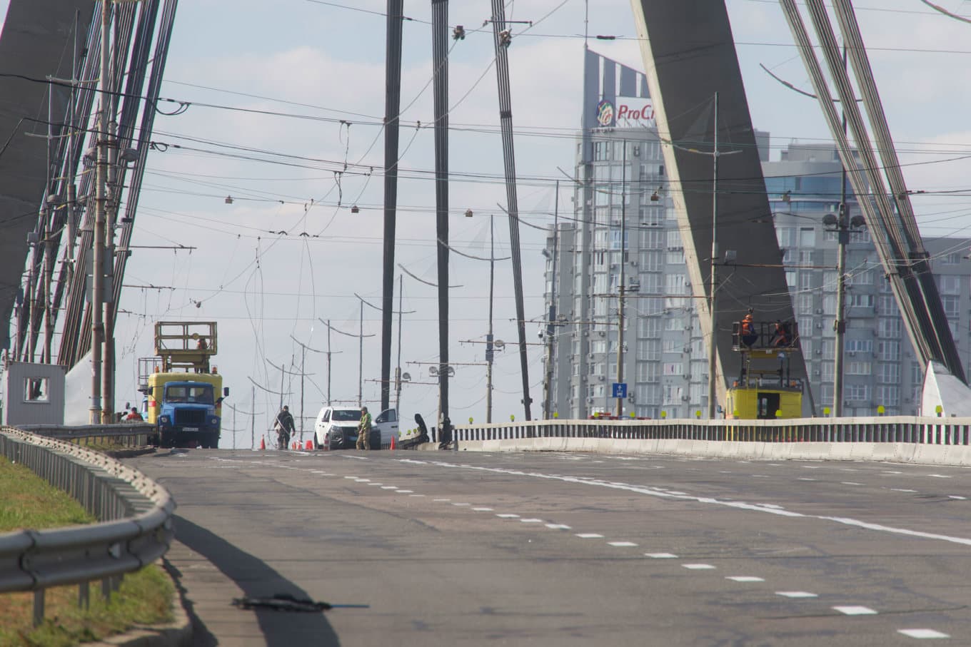 Polis i Ukrainas huvudstad Kiev inspekterar skadorna på en bro efter en rysk drönarattack. Bilden togs i söndags. Foto: Andriy Dubchak/AP/TT