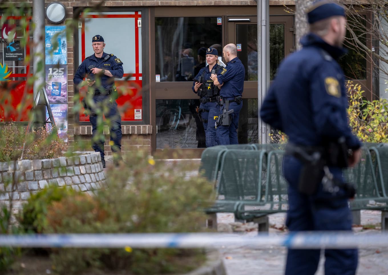 Polis på plats i Bellevuegården i Malmö under onsdagen. Foto: Johan Nilsson/TT
