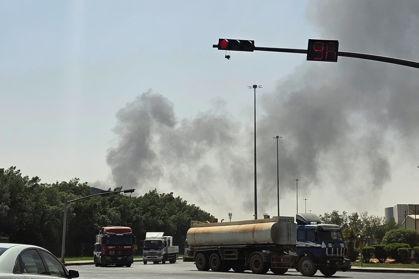 Huthirörelsen har återkommande attackerat mål i Saudiarabiens huvudstad Riyad. Bilden är från en attack i lördags. Foto:  STR via AP/TT