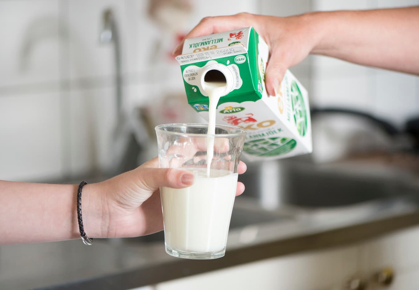 Arla säger upp avtalet med gårdar som levererar ekologisk mjölk. Arkivbild. Foto: Fredrik Sandberg/TT