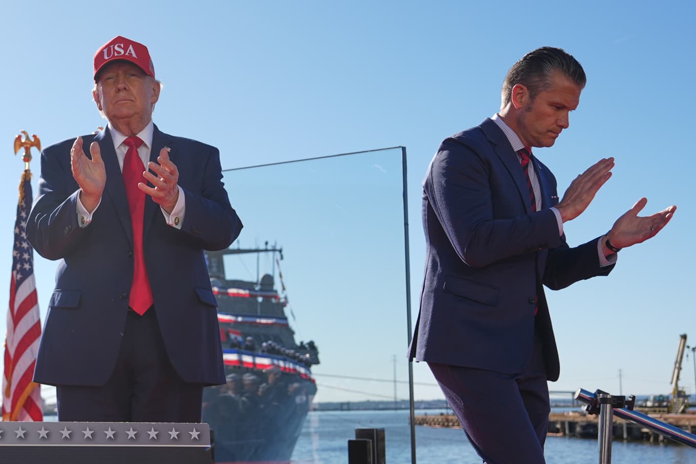 USA:s president Donald Trump och krigsminister Pete Hegseth har beslutat att en avrättning ska direktsändas för publik. Här framträdde de tillsammans i Maryland i tisdags. Foto: Julia Demaree Nikhinson/AP/TT