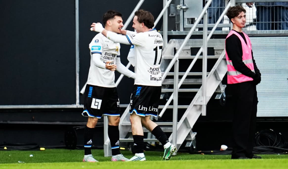 Isak Bjerkebo jublar med Neo Jönsson efter att ha gjort 1–0 borta mot Gais för Sirius. Foto: Björn Larsson Rosvall/TT