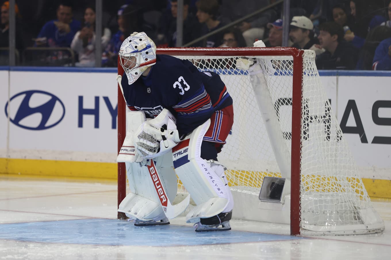 New York Rangers Dylan Garand räddade 19 skott i lagets första match efter att Igor Sjestorkin skadat sig. Foto: Pamela Smith/AP/TT