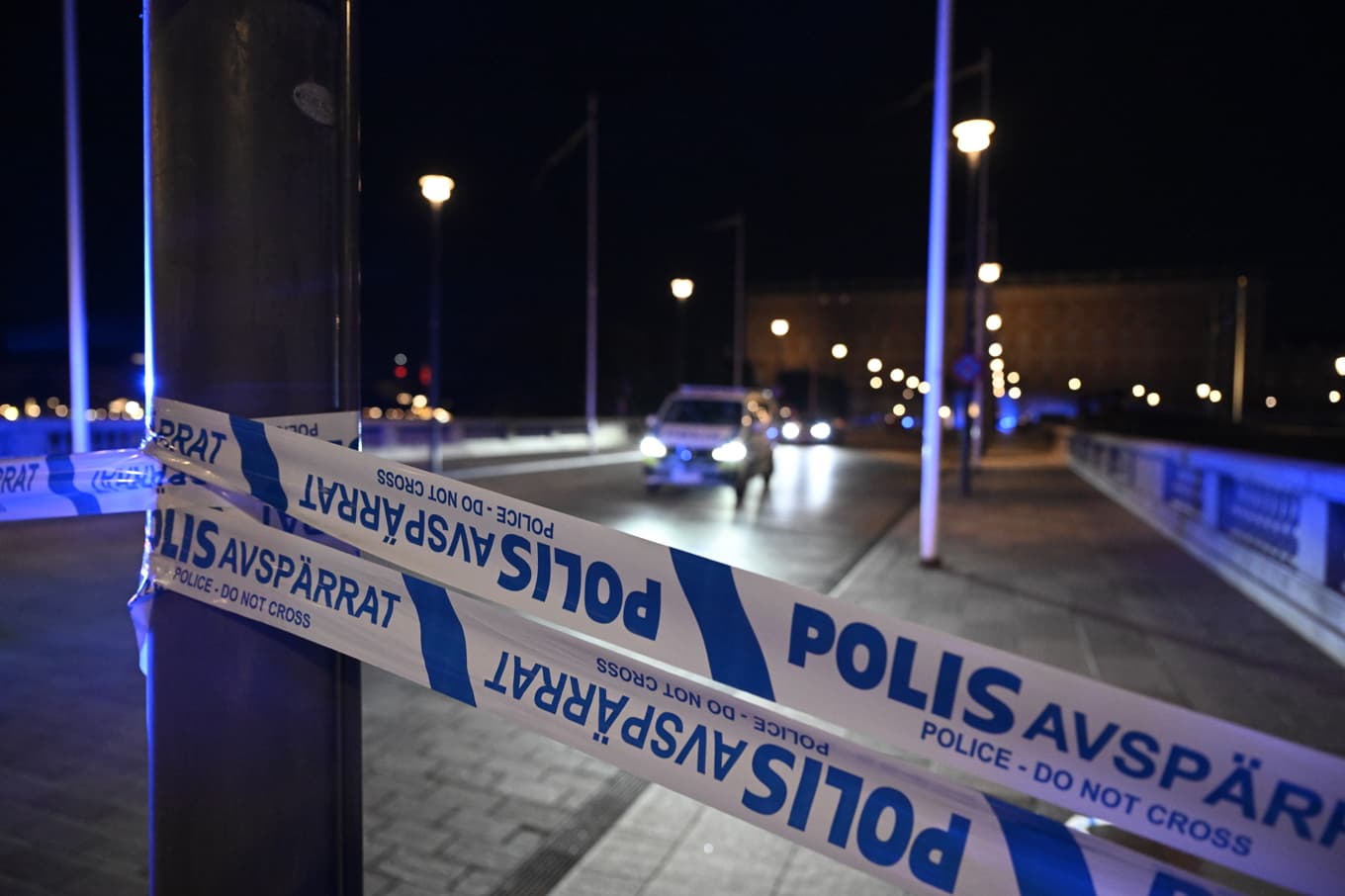 Polis vid Norrbro i centrala Stockholm efter att polisen skjutit den knivbeväpnade mannen. Foto: Jessica Gow/TT