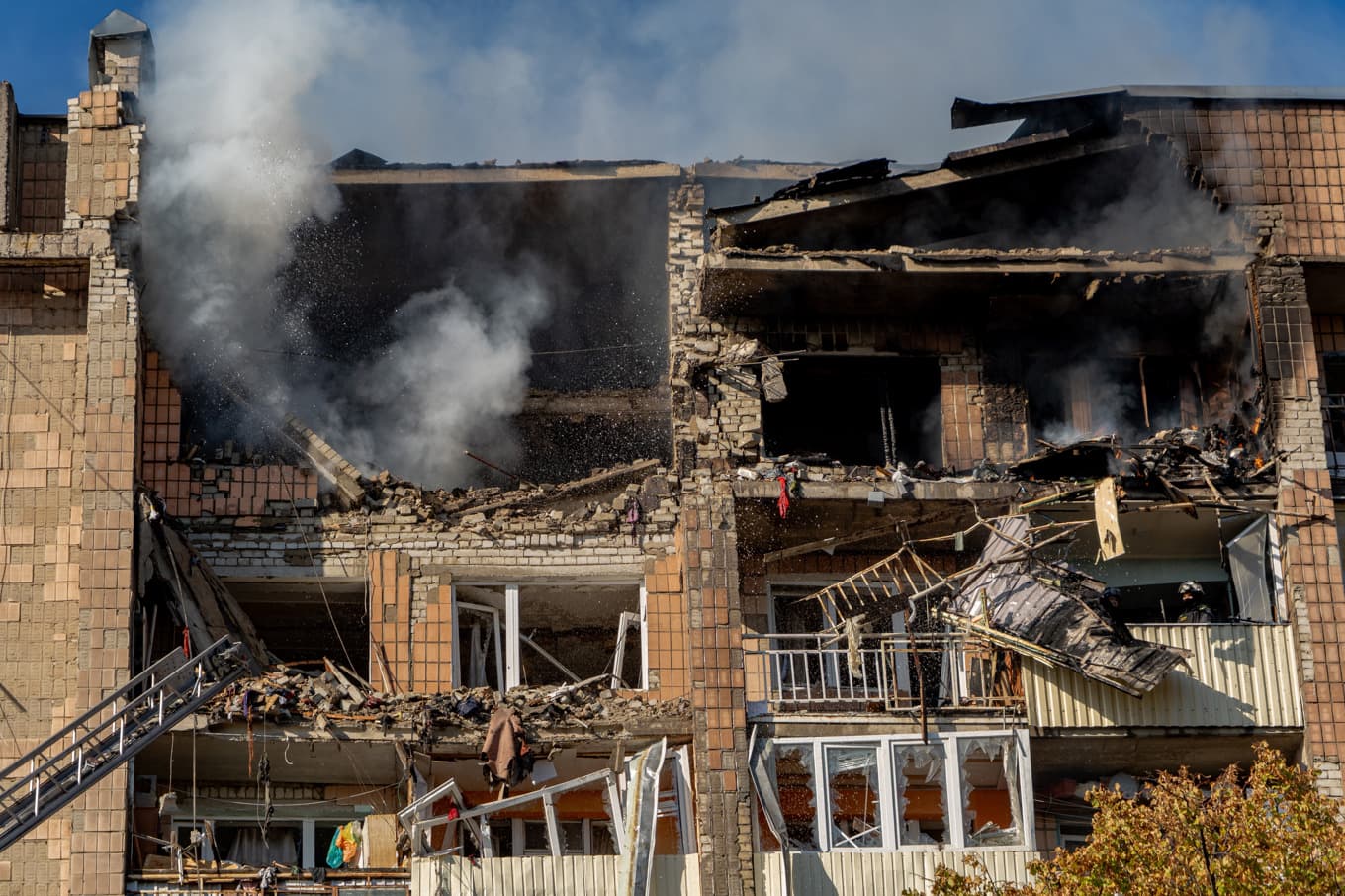 Ett bostadshus i Charkiv brinner efter att ha träffats i en rysk attack under måndagen. Foto: Andrii Marienko/AP/TT