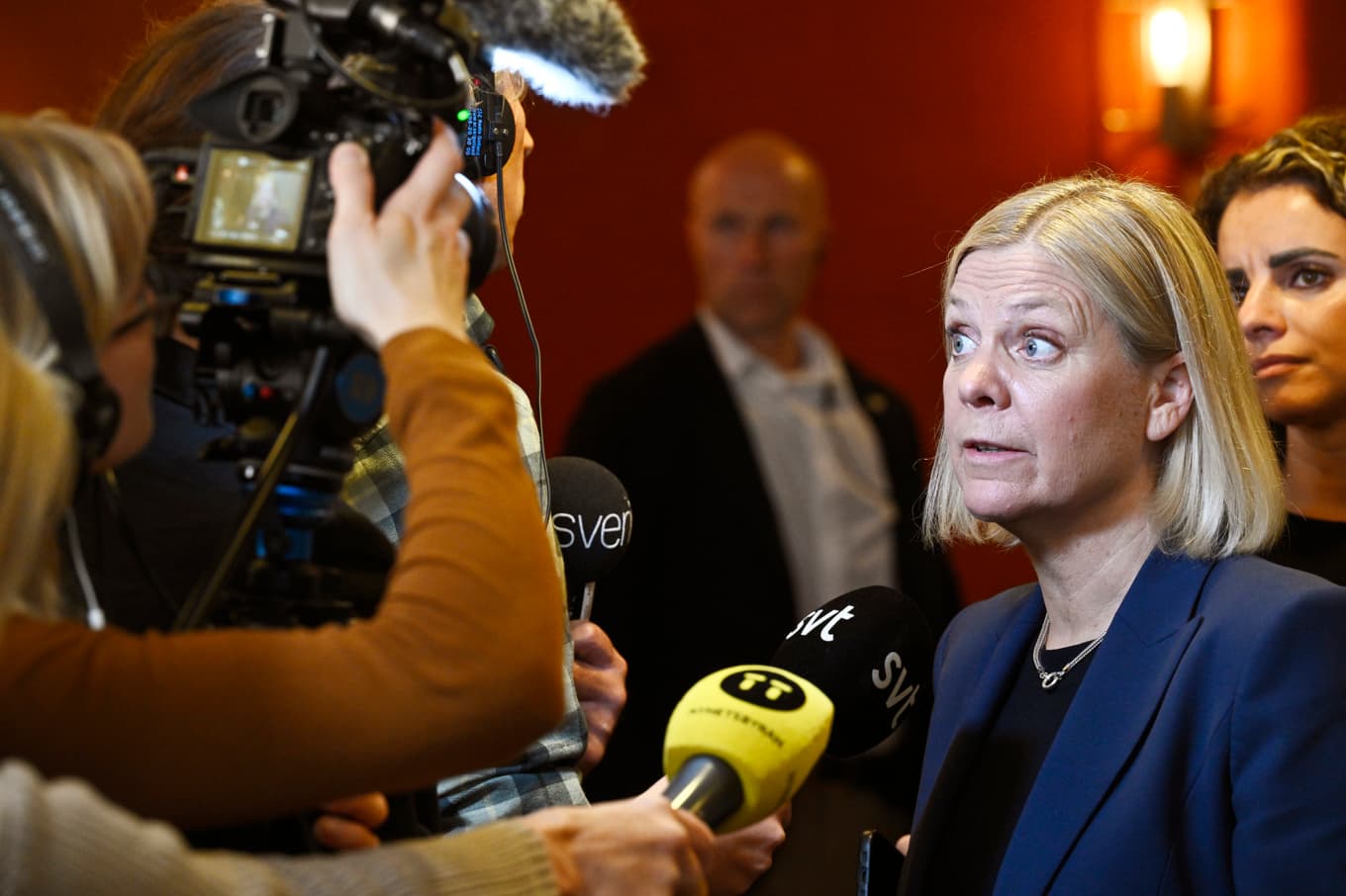 Socialdemokraternas partiledare Magdalena Andersson möter medierna efter fredagens möte med de rödgröna på Lidingö. Foto: Fredrik Sandberg/TT