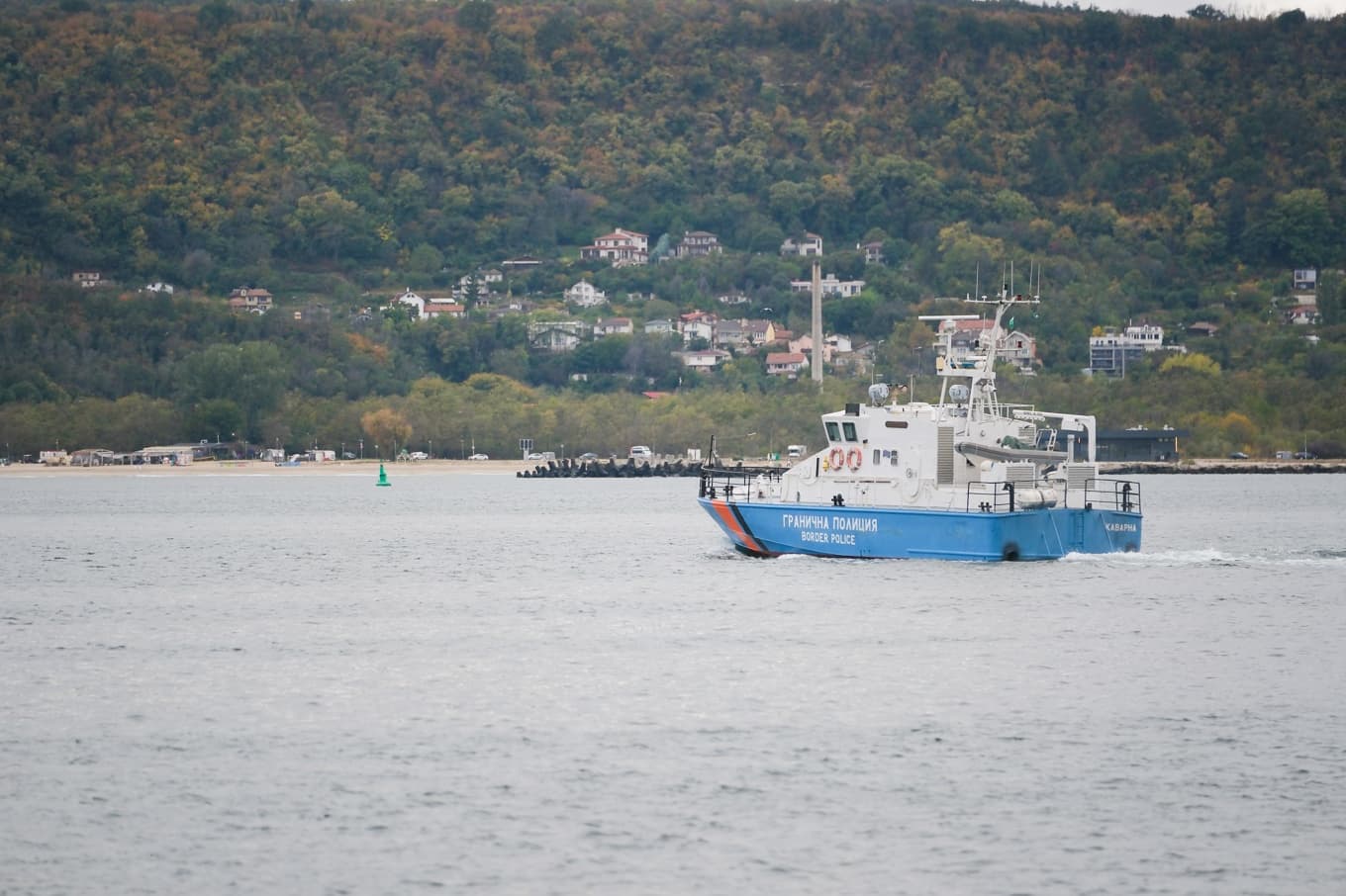 En polisbåt, med sjömän från det attackerade fartyget Chelsea 3 ombord, på väg mot hamnen i staden Varda, Bulgarien. Foto: AP/TT