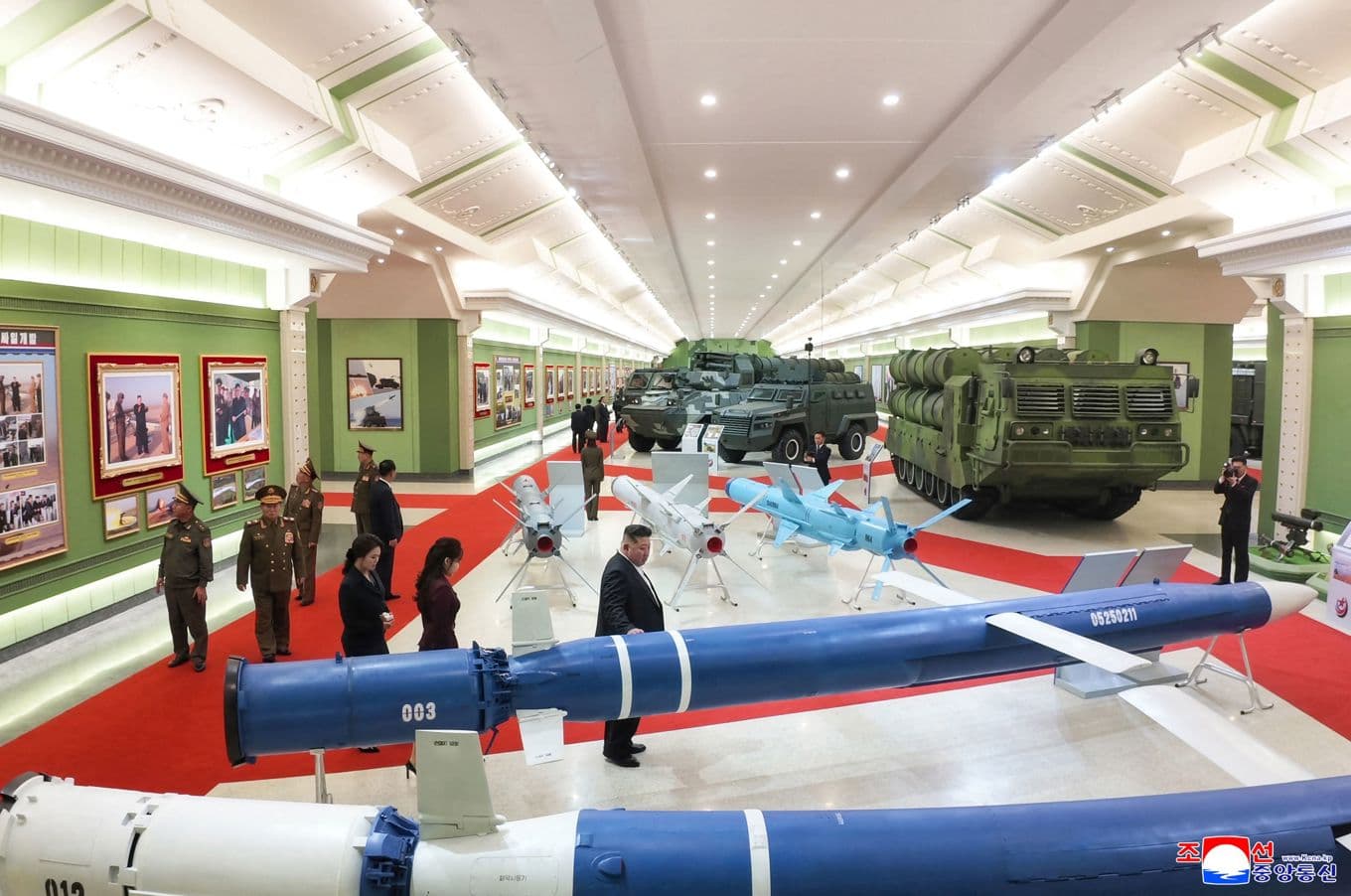 Under söndagen invigde Kim Jong-Un ett nationellt försvarsmuseum. Bild tillhandahållen av Nordkoreas statliga nyhetsbyrå KCNA. Foto: AFP/KCNA/TT