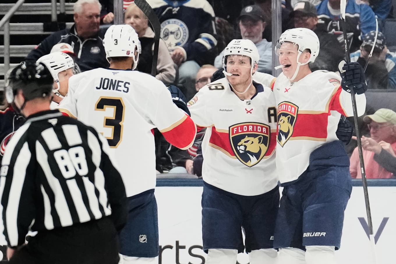 Floridas Brady Tkachuk, till höger, firar ett mål tillsammans med Seth Jones (3) och Matthew Tkachuk (19). Foto: Sue Ogrocki/AP/TT