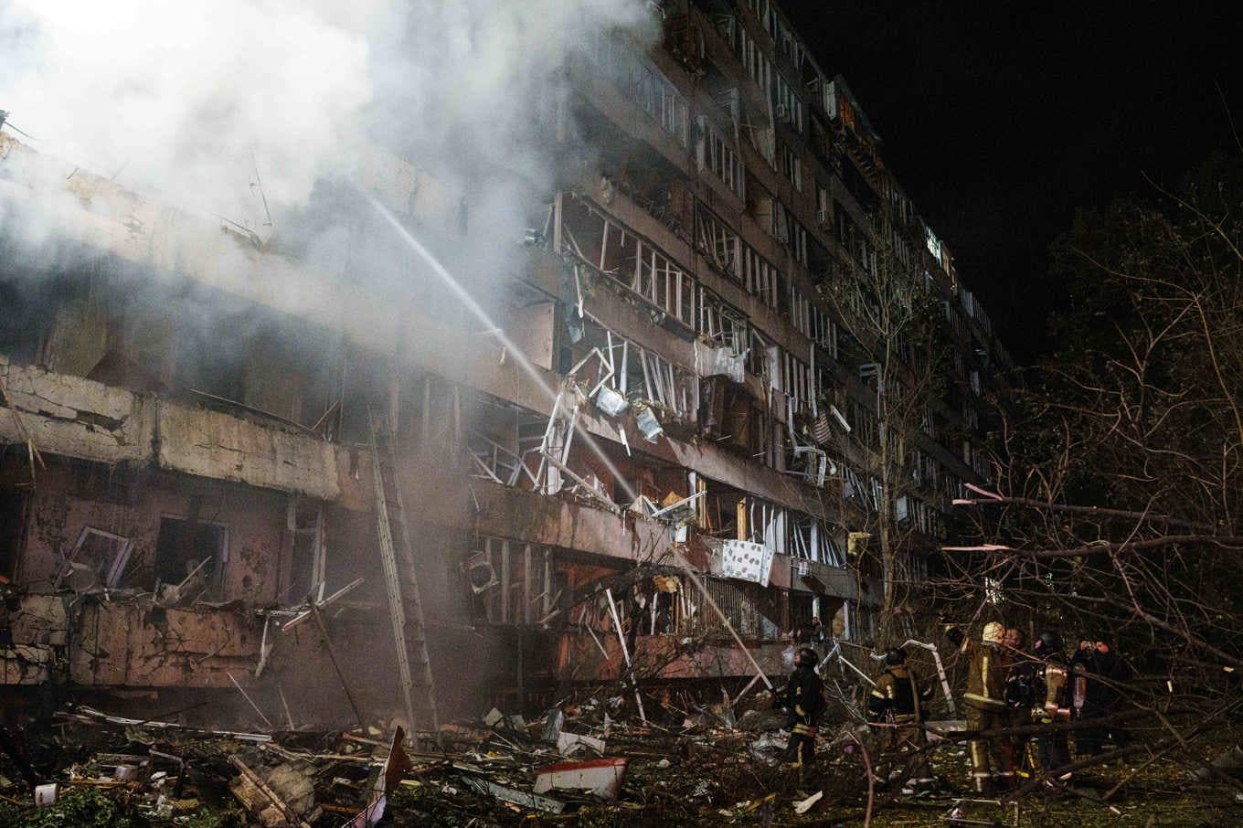Ett flervåningshus i den ukrainska huvudstaden träffades i en rysk attack under natten till onsdag. Foto: Evgeniy Maloletka/AP/TT