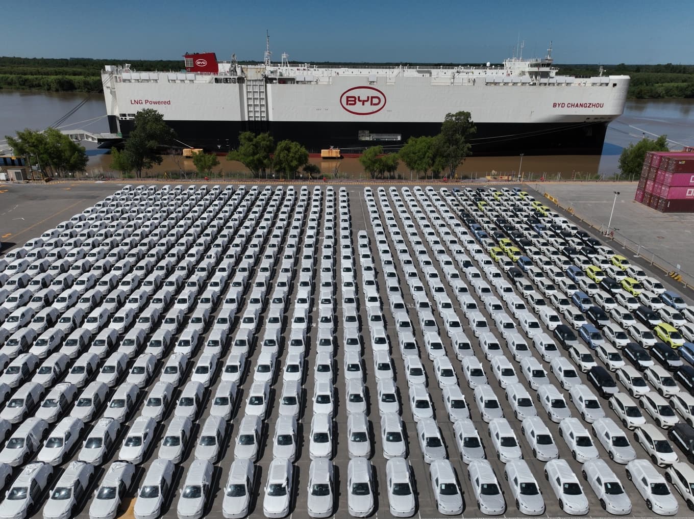 Kinesiska BYD-bilar redo för export från Kina. Arkivbild Foto: Victor R Caivano/AP/TT