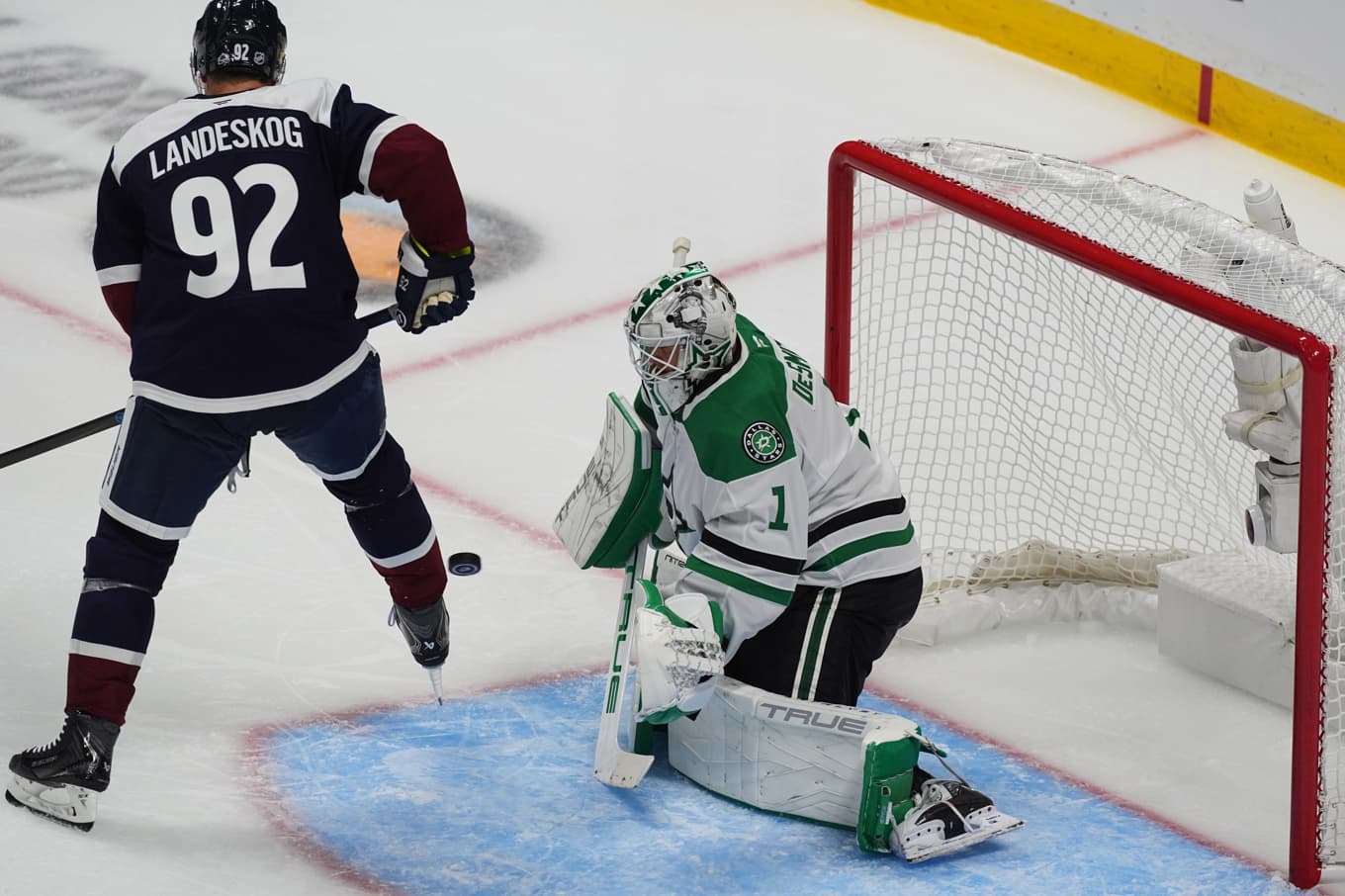 Gabriel Landeskog i samband med sitt mål. Foto: David Zalubowski/AP/TT