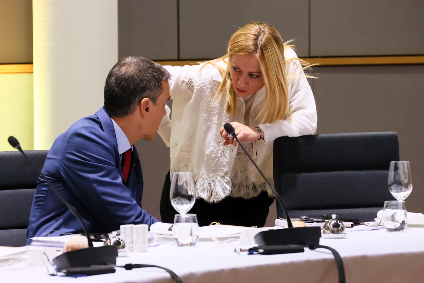 Spaniens premiärminister Pedro Sánchez och Italiens premiärminister Giorgia Meloni under ett EU-toppmöte i Bryssel i fjol. Arkivbild. Foto: Francois Walschaerts/AP/TT