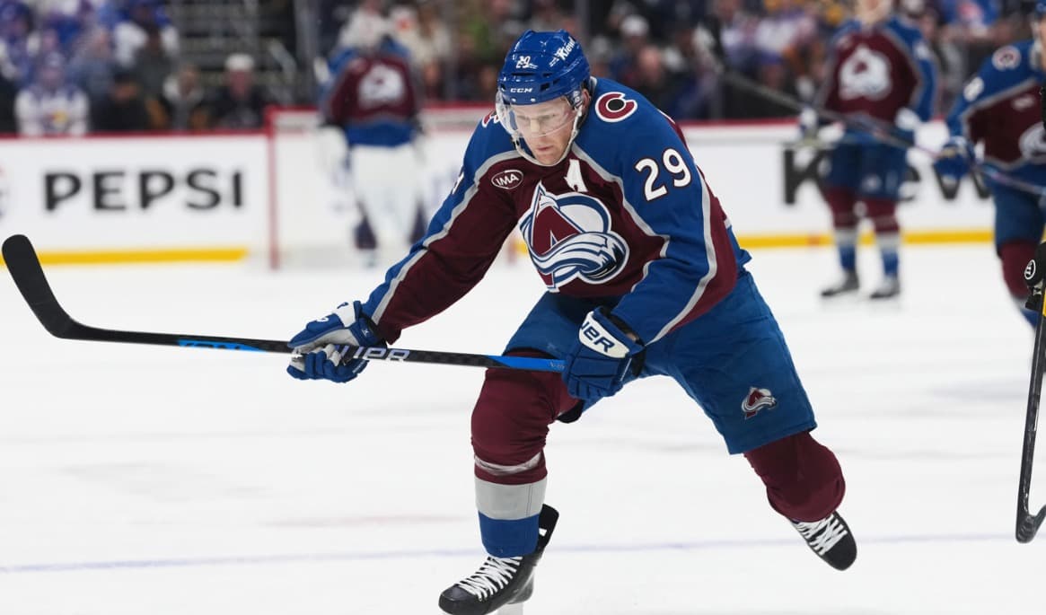 Nathan MacKinnon under nattens match mot Pittsburgh. Foto: David Zalubowski  /AP/TT