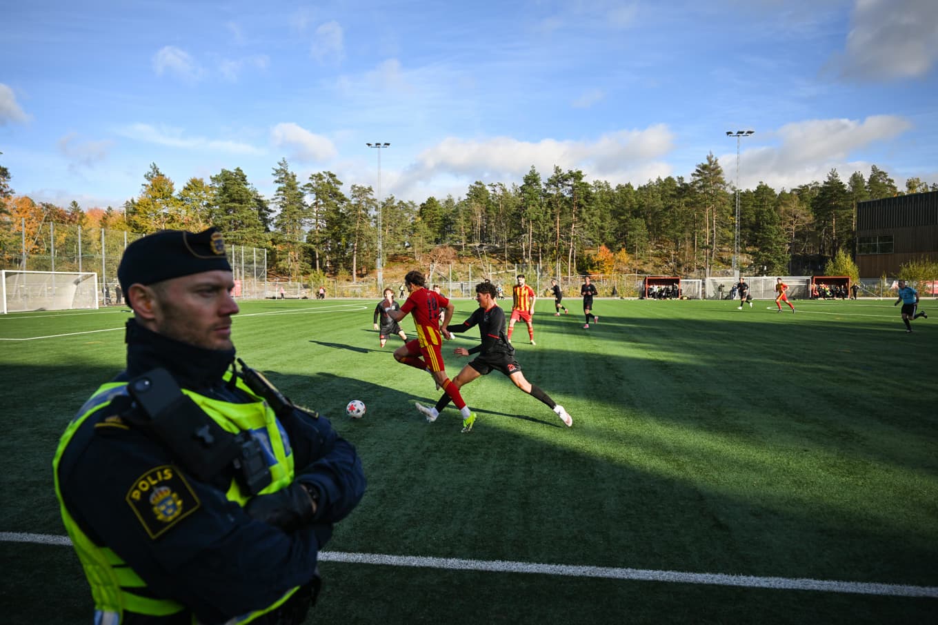 Polis och personal från fotbollsförbundet fanns på plats på Myrsjö IP i Nacka under söndagens fotbollsmatch. Foto: Jonathan Näckstrand/TT