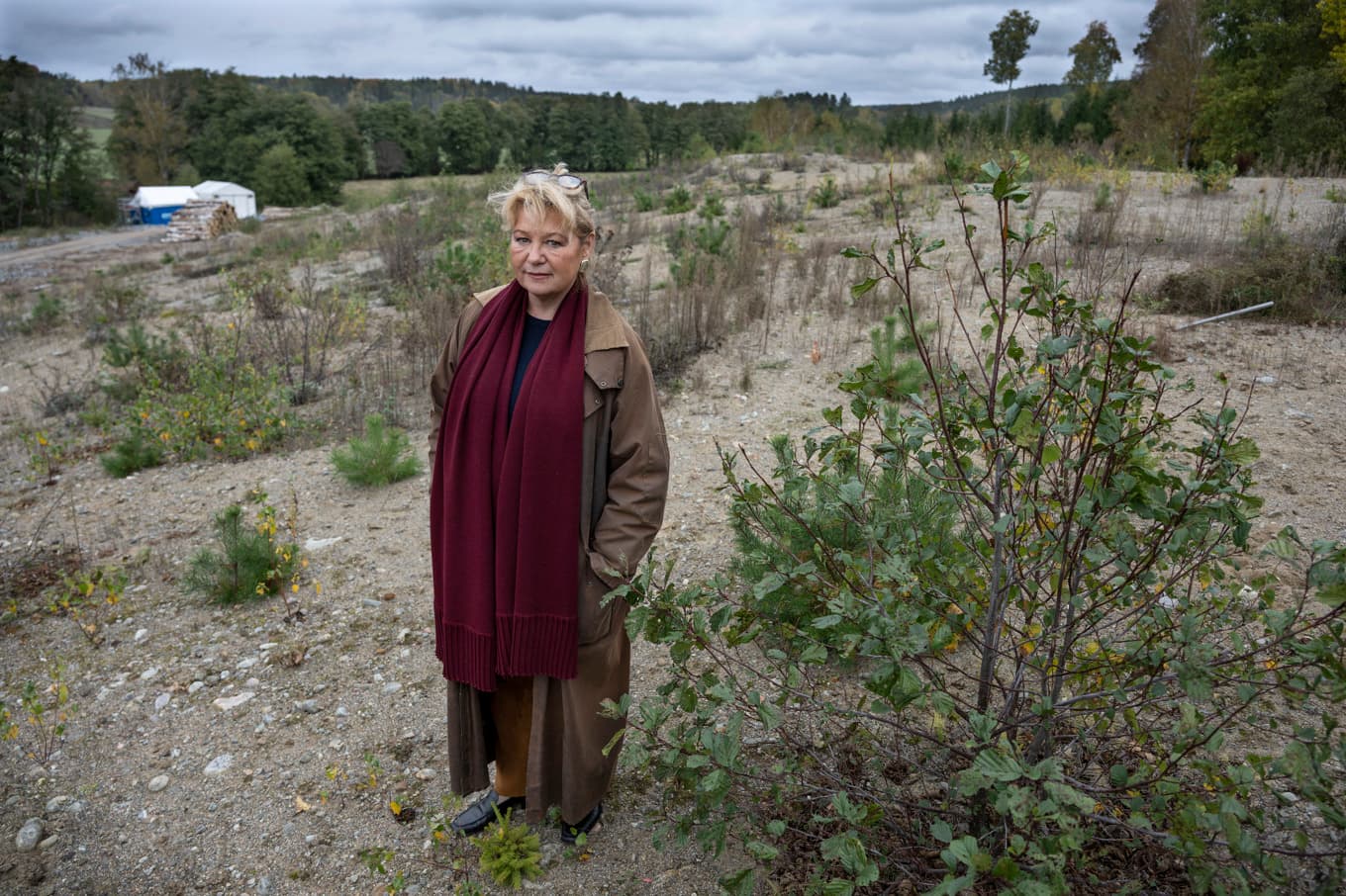 Ilona Orgmetz, samhällsbyggnadsdirektör i Botkyrka, på platsen i Kagghamra där sopbolaget Think Pink lämnade efter sig en stor avfallshög. I december 2020 utbröt en kraftig brand i sopberget och för att kväva elden täcktes högen med sand under 2021. Foto: Anders Wiklund/TT