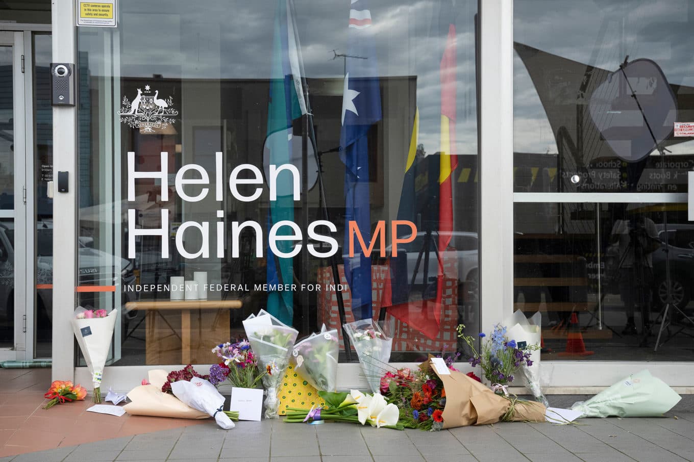 Blommor utanför Helen Haines kontor där hon blev påkörd under måndagen. Foto: James Ross/AP/TT