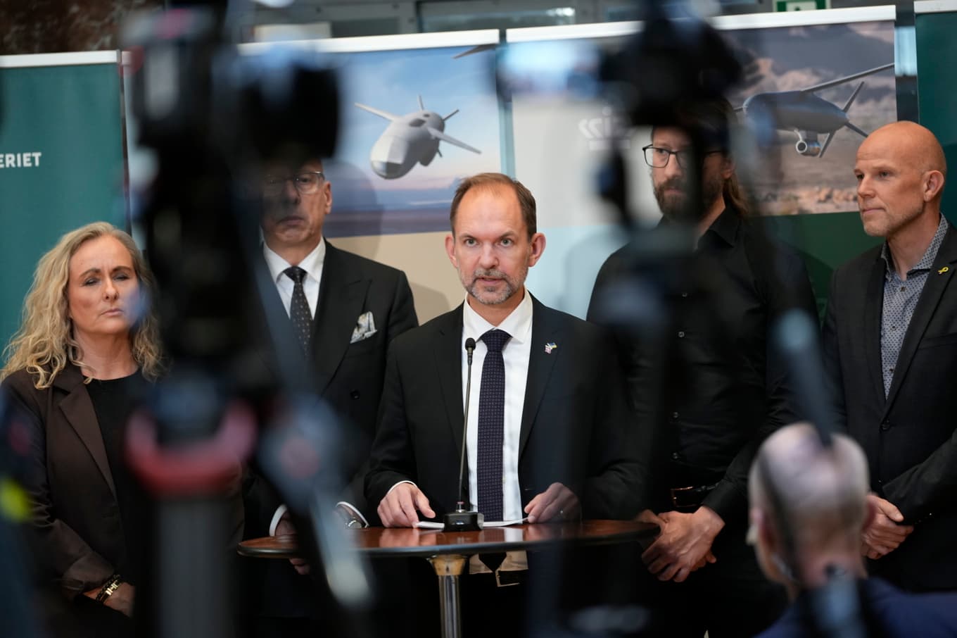 Danmarks försvarsminister Jeppe Bruus (S) (mitten), vid torsdagens pressträff. Foto: Emil Helms/Ritzau/TT