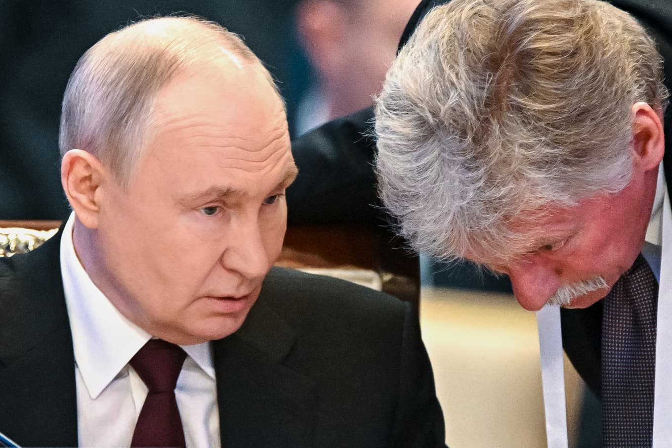 Rysslands president Vladimir Putin tillsammans med Kremls talesperson Dmitrij Peskov i Kazakstan i maj. Foto: Sergei Bobylev/Sputnik/Kreml via AP/TT