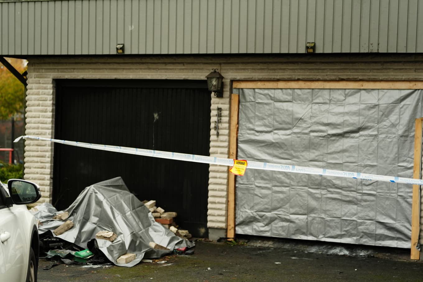 Polisen har spärrat av det branddrabbade garaget i Fristad nära Borås. Bild tagen på lördagen. Foto: Björn Larsson Rosvall/TT