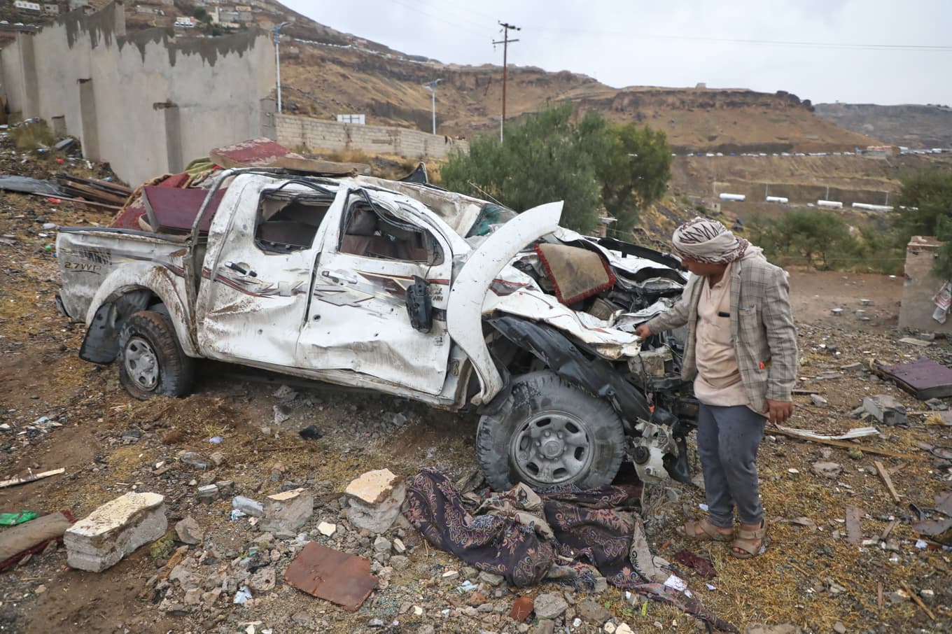 Skador efter ett flyganfall mot Jemens huvudstad Saana på fredagen. Foto: Osamah Abdulrahman /AP/TT
