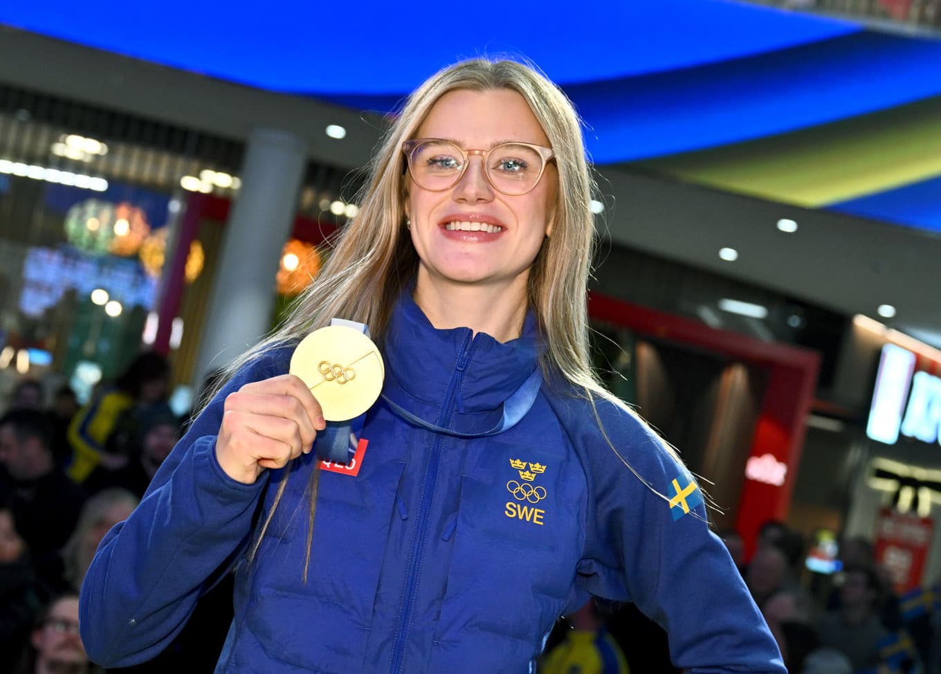 Isabella Wranå firades vid hemkomsten efter OS–guldet i mixeddubbel. Arkivbild. Foto: Claudio Bresciani/TT