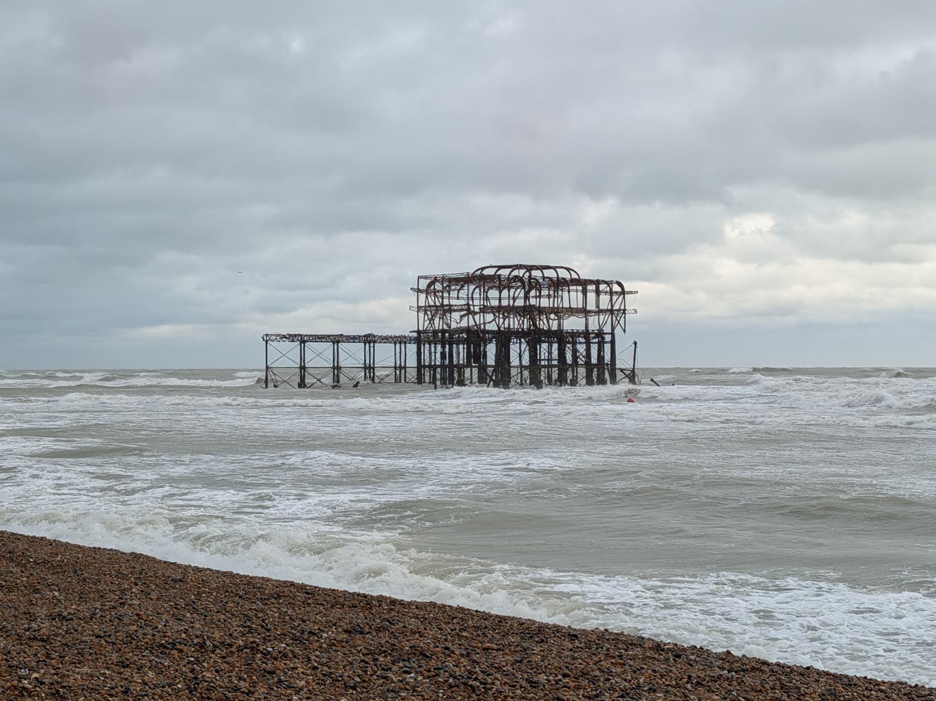I Brighton på den engelska sydkusten blåste en del av en gammal pir bort i stormen Austen under fredagen. Foto: Jamie Lashmar /AP/TT