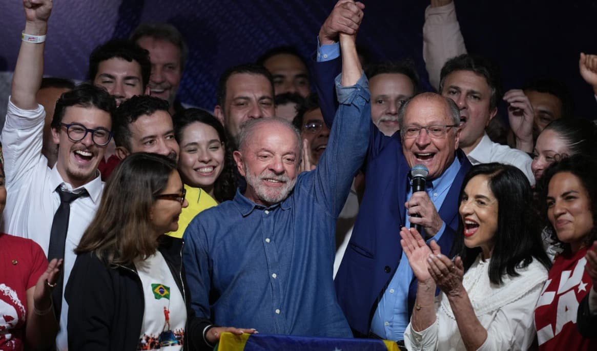 Brasiliens president Lula da Silva firar valsegern. Foto: Andre Penner/AP/TT
