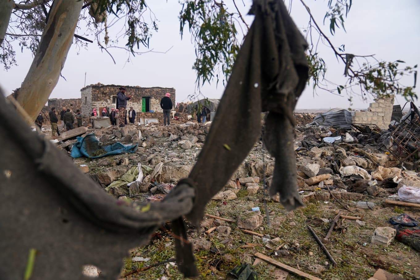 Så här såg det ut efter de jordanska anfallen mot Lutf i södra Syrien. Bilden togs på tisdagen. Foto: Ghaith Alsayed/AP/TT
