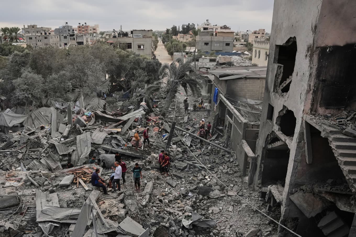 Palestinier inspekterar en byggnad som förstördes i en israelisk attack i centrala Gaza tidigare i oktober. Arkivbild. Foto: Abdel Kareem Hana/AP/TT