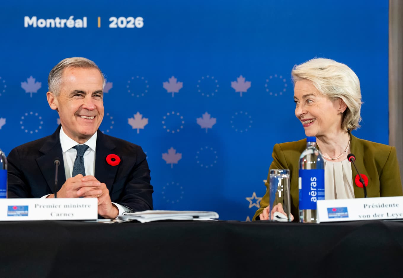 Kanadas premiärminister Mark Carney och EU-kommissionens ordförande Ursula von der Leyen i Montréal på torsdagen. Foto: Christopher Katsarov/AP/TT