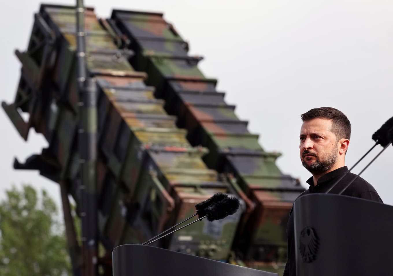 Ukrainas president Volodymyr Zelenskyj framför luftvärnssystemen Patriot under ett besök i Tyskland 2024. Foto: Jens Büttner/DPA/AP/TT