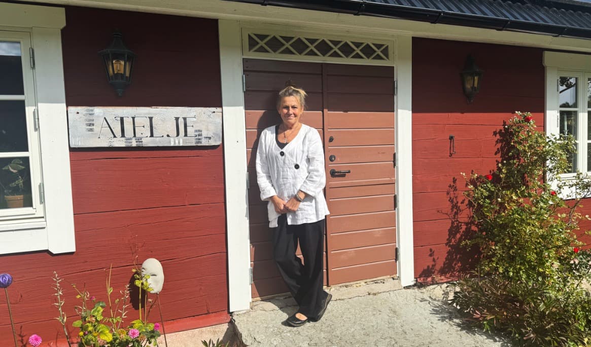 Monika Nordh Cangemark utanför sin ateljé Himmelsgården Art i Långlöt på Öland. Foto: Anton Anderberg