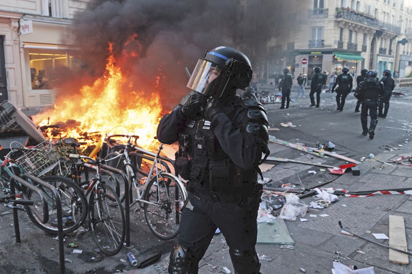 I en svartvit värld blir polisen orättvisans försvarare. Foto: Gauthier Bedrignans/Hans Lucas/AFP via Getty Images