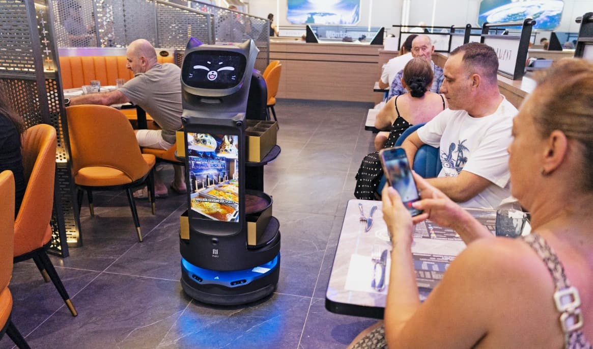 I dag serverar robotar maten på en del restauranger världen runt. Här på ett asiatiskt matställe i södra Frankrike.
Foto: Quentin de Groeve/Hans Lucas/AFP via Getty Images