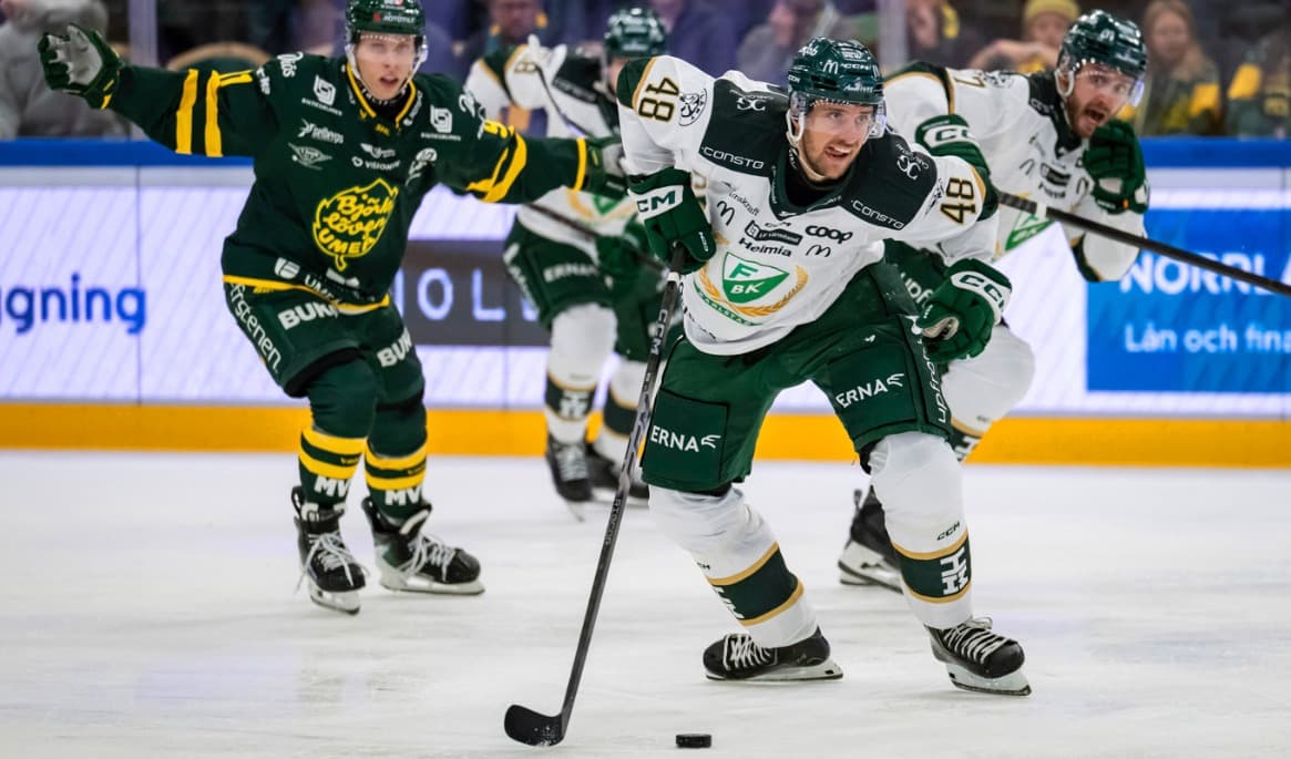 Färjestads Filip Roos under matchen i SHL mot Björklöven borta, där Karlstadslaget vann med 5–0. Foto: Tomas Brandt Wangel/TT