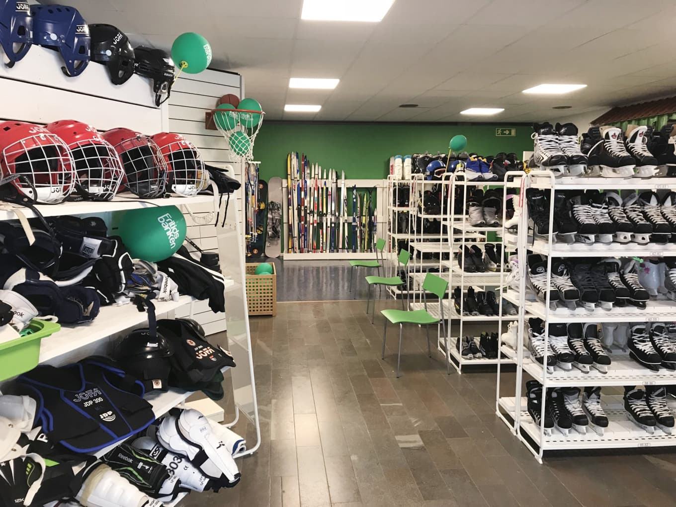 Skridskor, skidor, racketar, stormkök, fiskespön – i Fritidsbankens butiker finns det mesta för den idrotts- och friluftsintresserade. Foto: Henric Byström