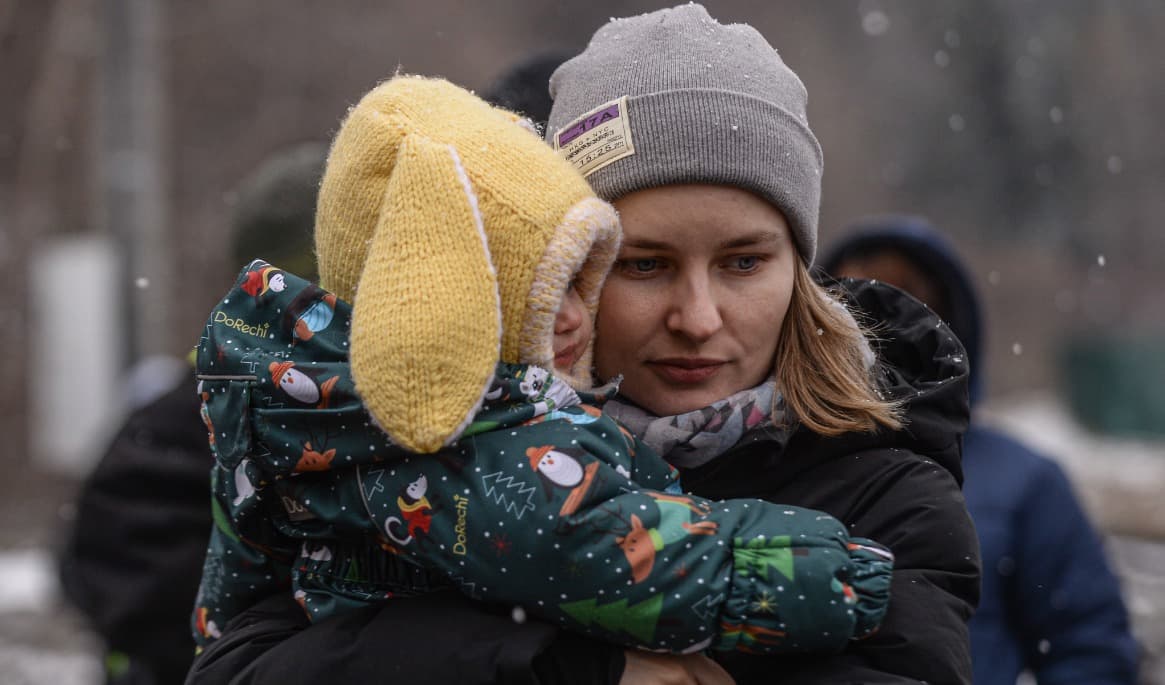 En kvinna och hennes barn i Ukraina vid den polska gränsen den 9 mars 2022 efter att Ryssland inledde sitt anfallskrig. Sedan dess har över fyra miljoner människor som flytt kriget fått tillfälligt skydd i EU. Foto: Omar Marques/Getty Images