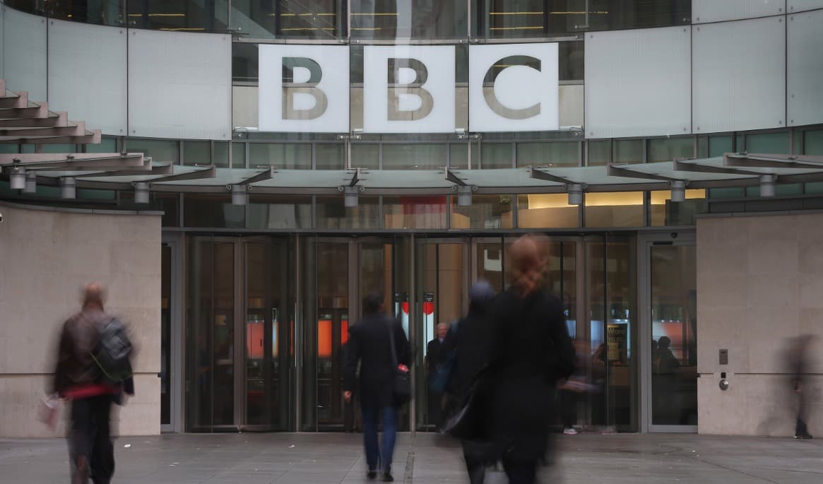 BBC uppges ha betalat över fem miljoner kronor till en tidigare anställd efter anklagelser om antisemitism. Foto: Peter Macdiarmid/Getty Images