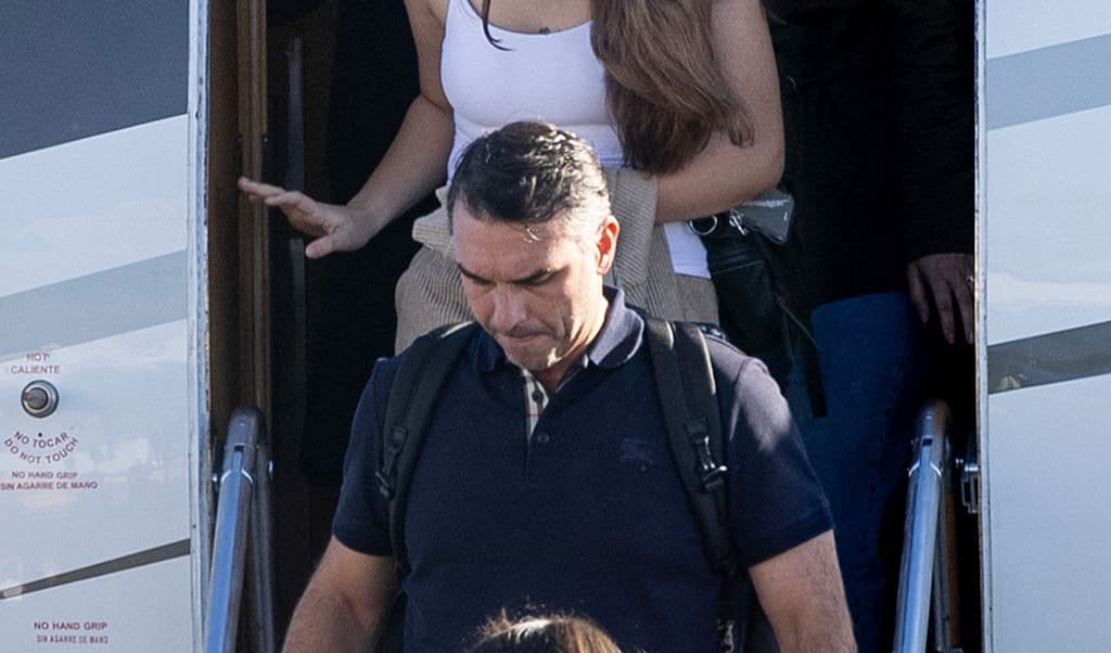 Flavio Bolsonaro kliver av planet i Miami på onsdagsmorgonen lokal tid den 28 oktober. Foto: Ricardo Arduengo / AFP via Getty Images