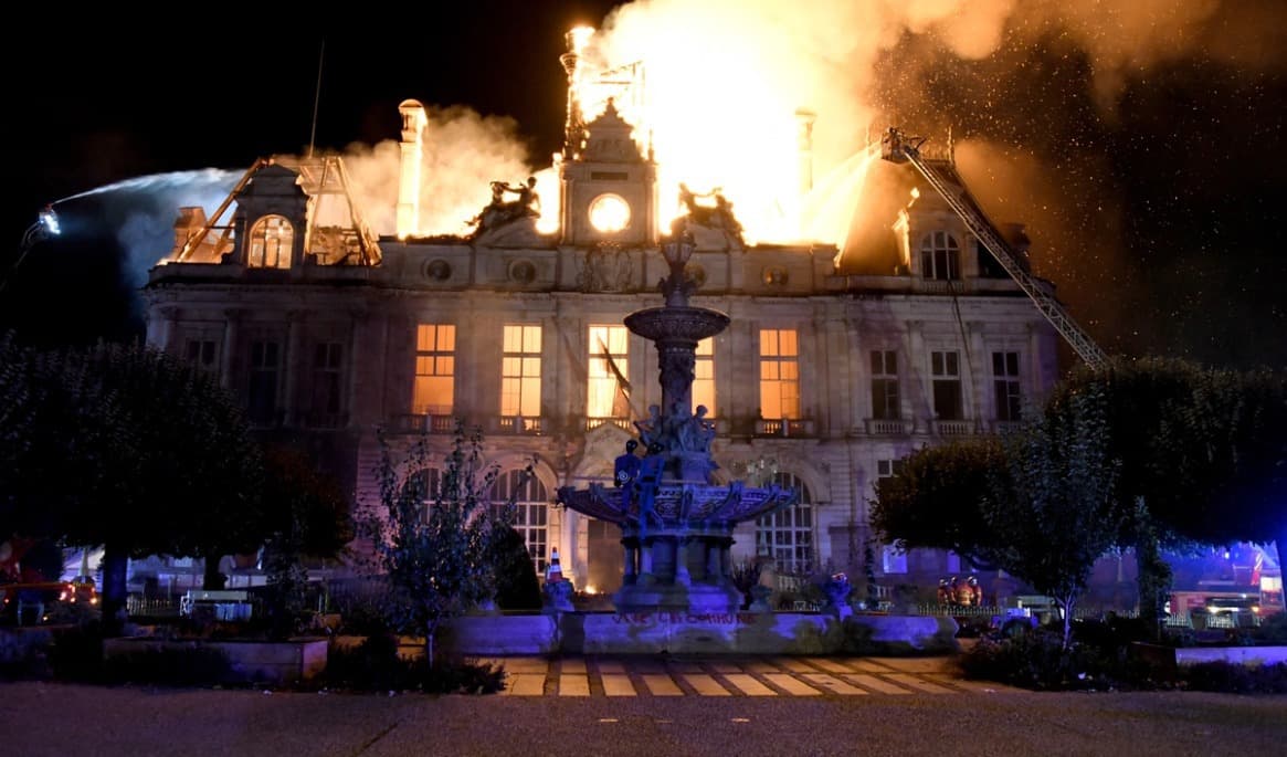 Det historiska stadshuset i Limoges brinner efter att upploppsmakare trängt sig in den 17 oktober. Foto: Pascal Lachenaud/AFP via Getty Images