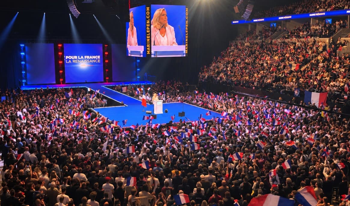 Marine Le Pen talar vid Nationell samlings kongress i Orléans den 25 oktober. Le Pen leder klart i opinionsmätningarna inför presidentvalet. Foto: Etienne Fauchaire