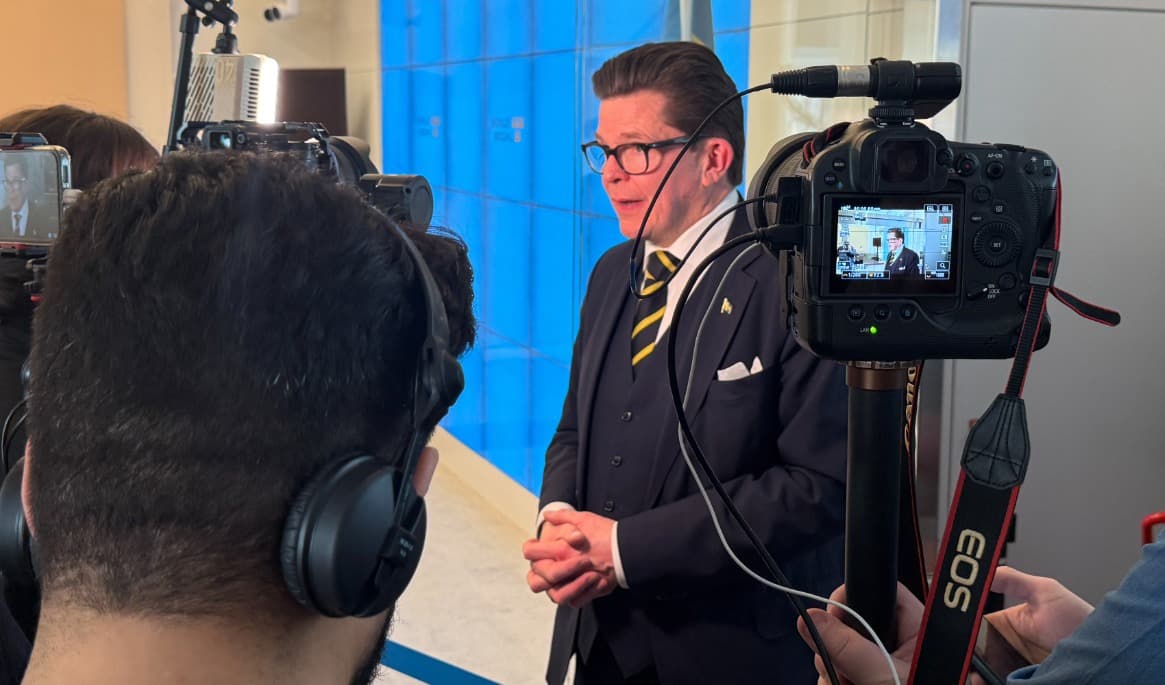 Talman Andreas Norlén förklarar varför han gav sonderingsuppdraget till Elisabeth Thand Ringqvist (C). Foto: Staffan Erfors