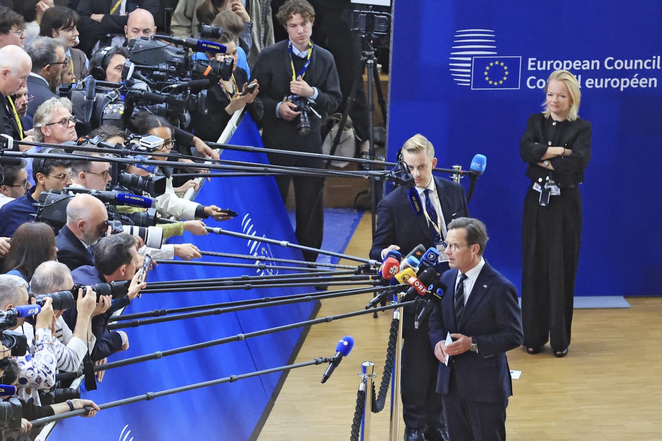 Pressuppbådet var stort när EU-ledarna anlände till toppmötet och kommenterade de viktigaste punkterna på dagordningen. Foto: Ludovic Marin/AFP via Getty Images