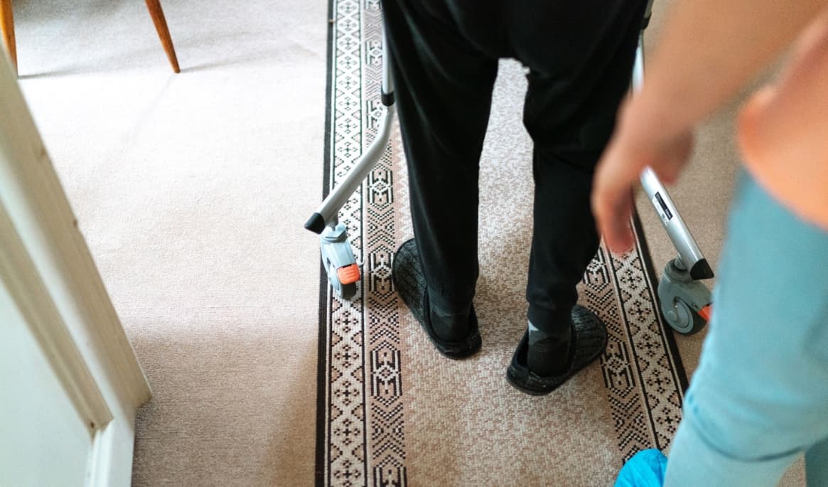 Den svårt sjuke mannen behövde hjälp dygnet runt. I stället för stöd misstänks hans personliga assistent ha sålt hans bostad, tömt hans konton och tagit över hans liv. Foto: Jsme Mila/Pexels