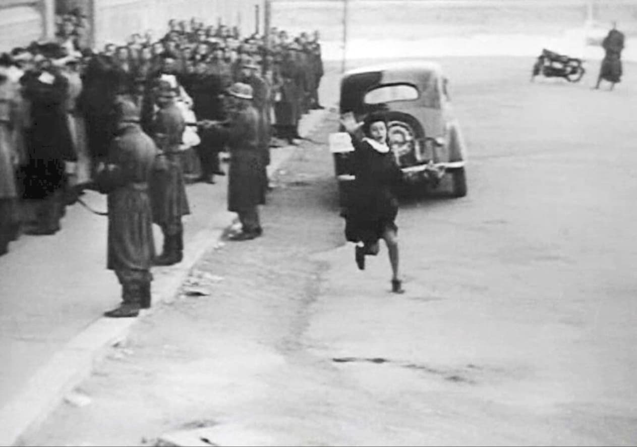 Bild från den klassiska scenen då en italiensk kvinna springer efter sin arresterade man, som förs bort av tyskarna. Foto: Wikimedia Commons