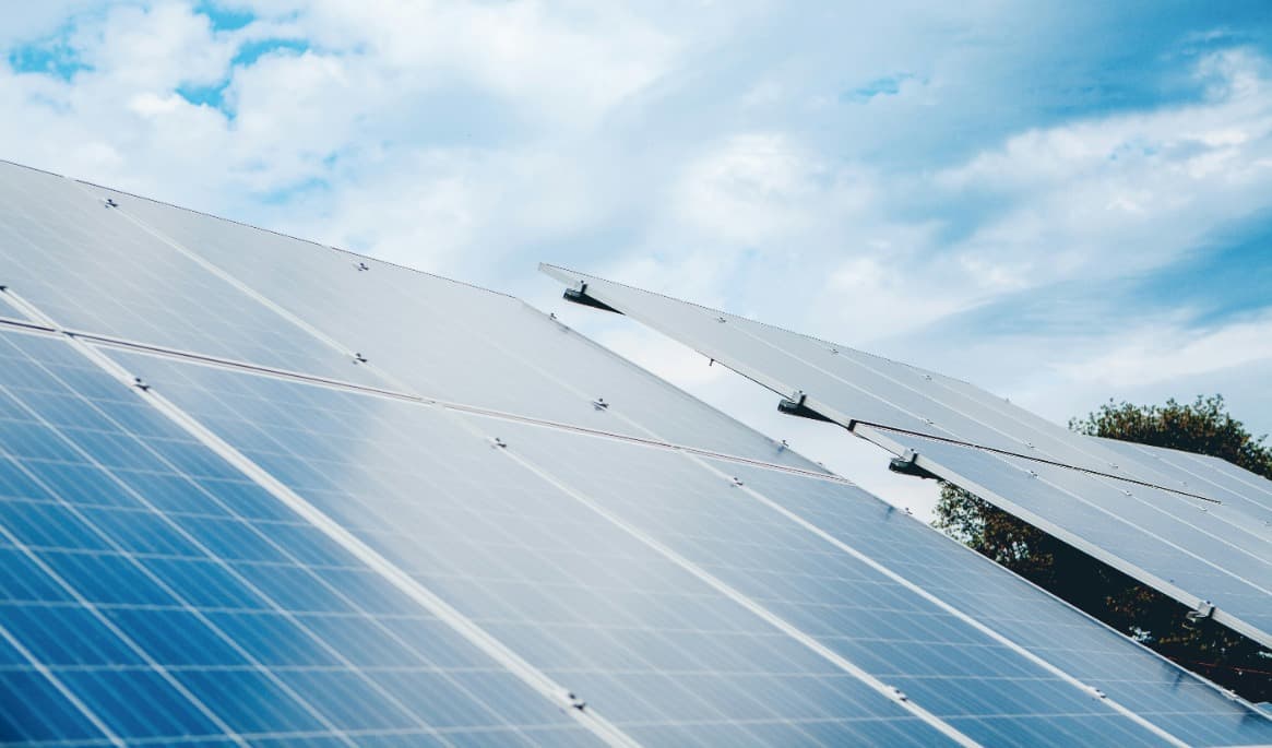 Ett strömavbrott i Sri Lanka på lördag misstänks ha orsakats av för hög produktion av solenergi i kombination med låg elförbrukning. Foto: Sasun Bughdaryan
