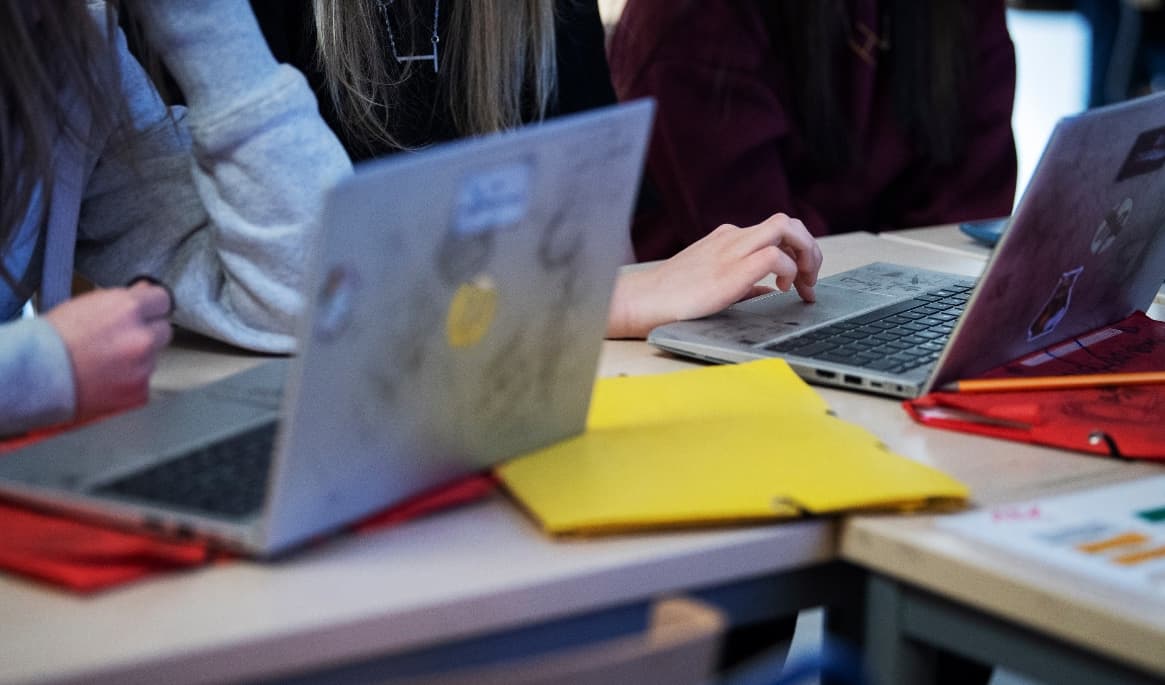 AI kan ge snabba svar, men väcker frågor om hur elevernas egen tankeförmåga påverkas. Ett nytt forskningsprojekt ska undersöka hur AI kan användas i undervisningen utan att ta över kognitiva moment. Foto: Viktoria Bank/TT