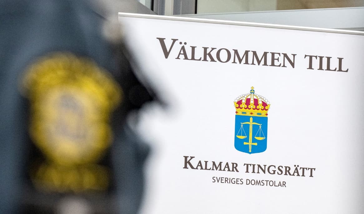 På måndagen hölls häktningsförhandlingar i Kalmar tingsrätt mot den 33-årige man som misstänks för mord och grovt gravfridsbrott. Domstolen beslutade att mannen ska förbli häktad med fulla restriktioner. Foto:  Johan Nilsson/TT