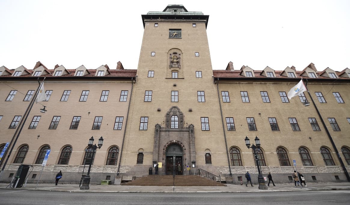 Stockholms tingsrätt dömde på tisdagen en kvinna till fängelse och utvisning efter knivbråket i Björns trädgård. Foto: Oscar Olsson/TT